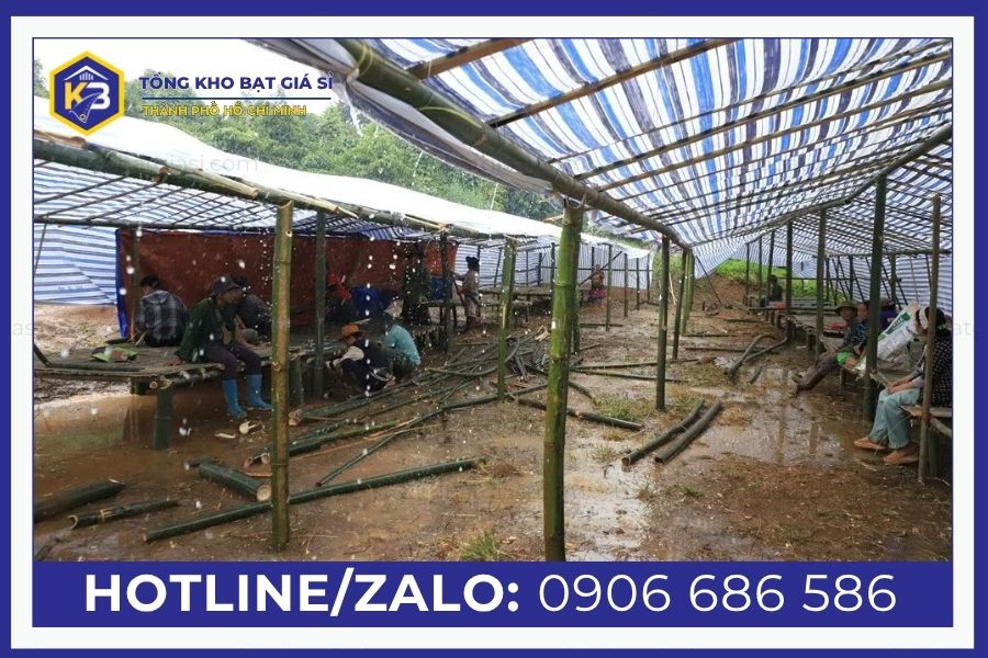 Bạt nhựa sọc mã lai làm vách ngăn và mái che lán trại tạm thời cho công nhân