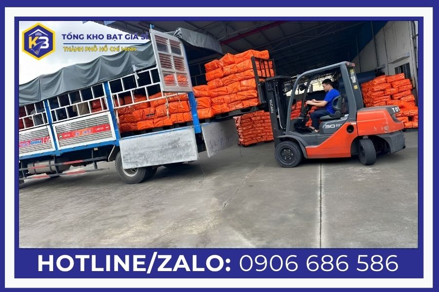 Trong sản xuất nông nghiệp, bạt được sử dụng rất đa dạng như che nông sản sau thu hoạch, che phân bón
