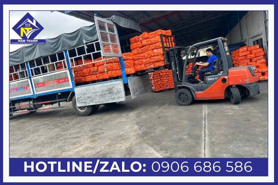 Trong sản xuất nông nghiệp, bạt được sử dụng rất đa dạng như che nông sản sau thu hoạch, che phân bón